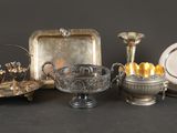 beaucoup d'objets en argent posés sur une table