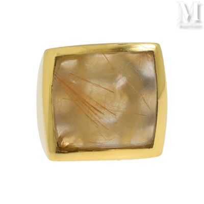 une image d'une bague en or avec une pierre brune au centre