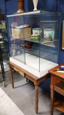 Lot comprenant table et vitrine 4 faces. 