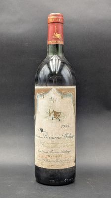 une vieille bouteille de vin posée sur une table