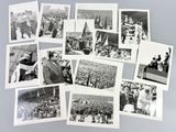 plusieurs photos en noir et blanc d'un homme debout devant une foule