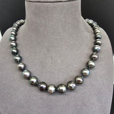 gros plan d'un collier sur un mannequin mannequin