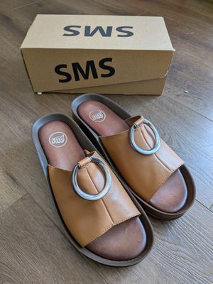 Paire de chaussures de marque SMS