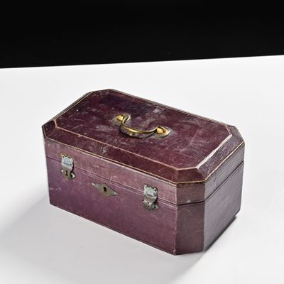une boîte violette posée sur une table blanche