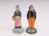 deux figurines d'un homme et d'une femme debout l'un à côté de l'autre