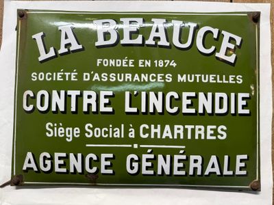panneau accroché au mur d'un immeuble annonçant un endroit où les gens peuvent utiliser leur téléphone portable