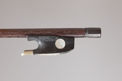 un vieil archet de violon avec un manche en bois sur fond blanc