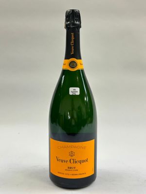 gros plan d'une bouteille de champagne sur fond blanc