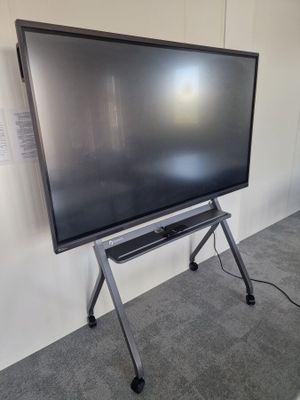 un grand téléviseur à écran plat posé sur un meuble dans une pièce