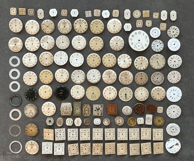 de nombreux types d'horloges exposées sur une table