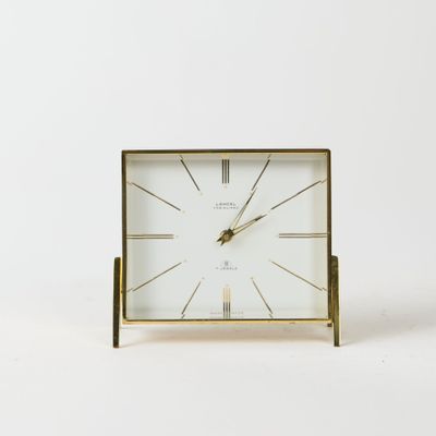 une petite horloge posée sur une table