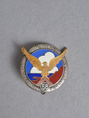 un gros plan d'un insigne orné d'un aigle