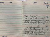 un cahier ouvert sur lequel figure une liste d'événements écrite à la main