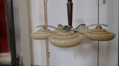 Lustre en métal et bois à 5 bras de lumière, les abats jours…