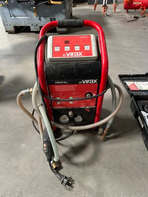 une photo d'un compresseur d'air portable rouge et noir dans un garage