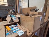 plusieurs boîtes empilées les unes sur les autres