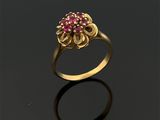 une image représentant une bague en or ornée d'un rubis au centre