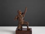figurine en bronze représentant un homme tenant une batte de baseball, posée sur un socle en bois