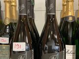 plusieurs bouteilles de champagne sont alignées sur un comptoir
