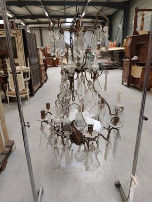 un lustre en verre suspendu à un mât métallique