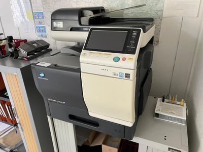une photo d'une imprimante multifonction posée sur un bureau