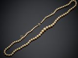 un collier de perles et de diamants, par personne