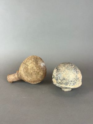 paire de figurines anciennes en grès représentant une tortue et une tortue