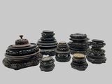 tout un tas de vases de toutes sortes sur la table