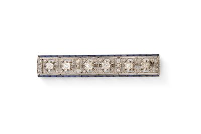 une broche en forme de barre sertie de diamants et de saphirs