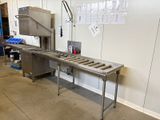 une image d'une cuisine commerciale avec des appareils en acier inoxydable