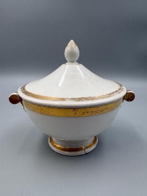 Sucrier sur piédouche, en porcelaine blanche, avec couvercle…