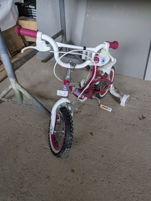 un vélo d'enfant posé par terre