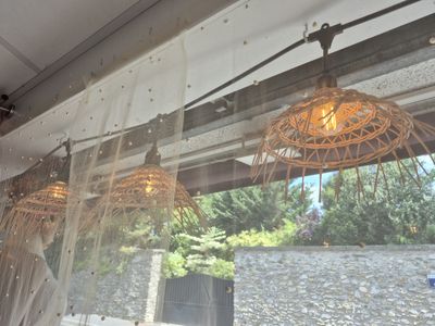 trois lampes suspendues au plafond au-dessus d'une fenêtre