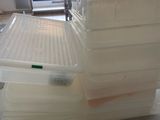 une pile de récipients en plastique empilés les uns sur les autres