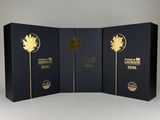 trois boîtes noires ornées de feuille d'or, dont l'une est ouverte et l'autre fermée