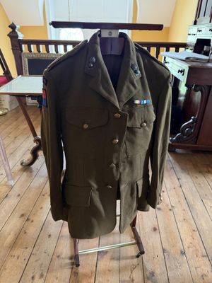 une photo d'une veste militaire posée sur un portant