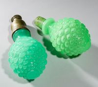 Deux pommes de pin en opaline verte moulée, l'une à monture …