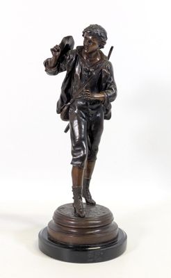 statue en bronze représentant un garçon avec un oiseau sur l'épaule