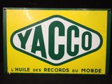 panneau jaune et vert portant l'inscription « yacco »