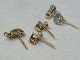 trois paires de boucles d'oreilles à clous plaquées or, ornées d'une topaze bleue
