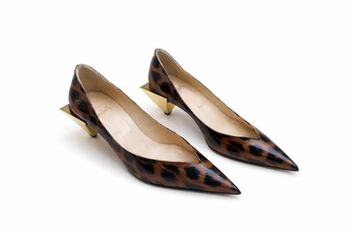 une paire de chaussures à imprimé léopard sur fond blanc