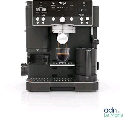 une image représentant une machine à café noire posée sur une surface blanche
