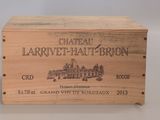 une boîte en bois avec une étiquette de vin