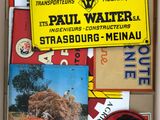une boîte sur laquelle sont collés tout un tas de pancartes et d'autocollants