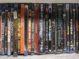 beaucoup de dvd empilés les uns sur les autres