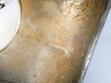 gros plan d'un objet métallique sur une surface blanche