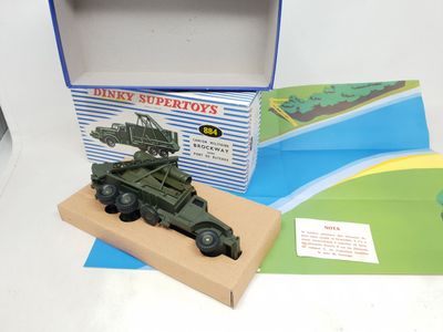 un véhicule militaire miniature muni d'un missile sur le toit