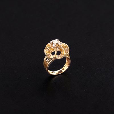 Bague en fils d'or 18k (750e), stylisant une fleur à décor t…