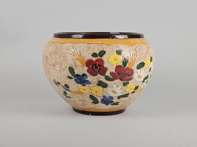 un vase décoré de fleurs, posé sur une table