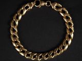 un bracelet en or sur fond noir